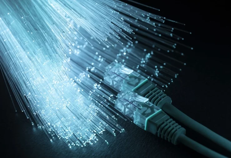 fibra-otica-azul-com-cabos-ethernet-scaled