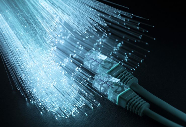 fibra-otica-azul-com-cabos-ethernet